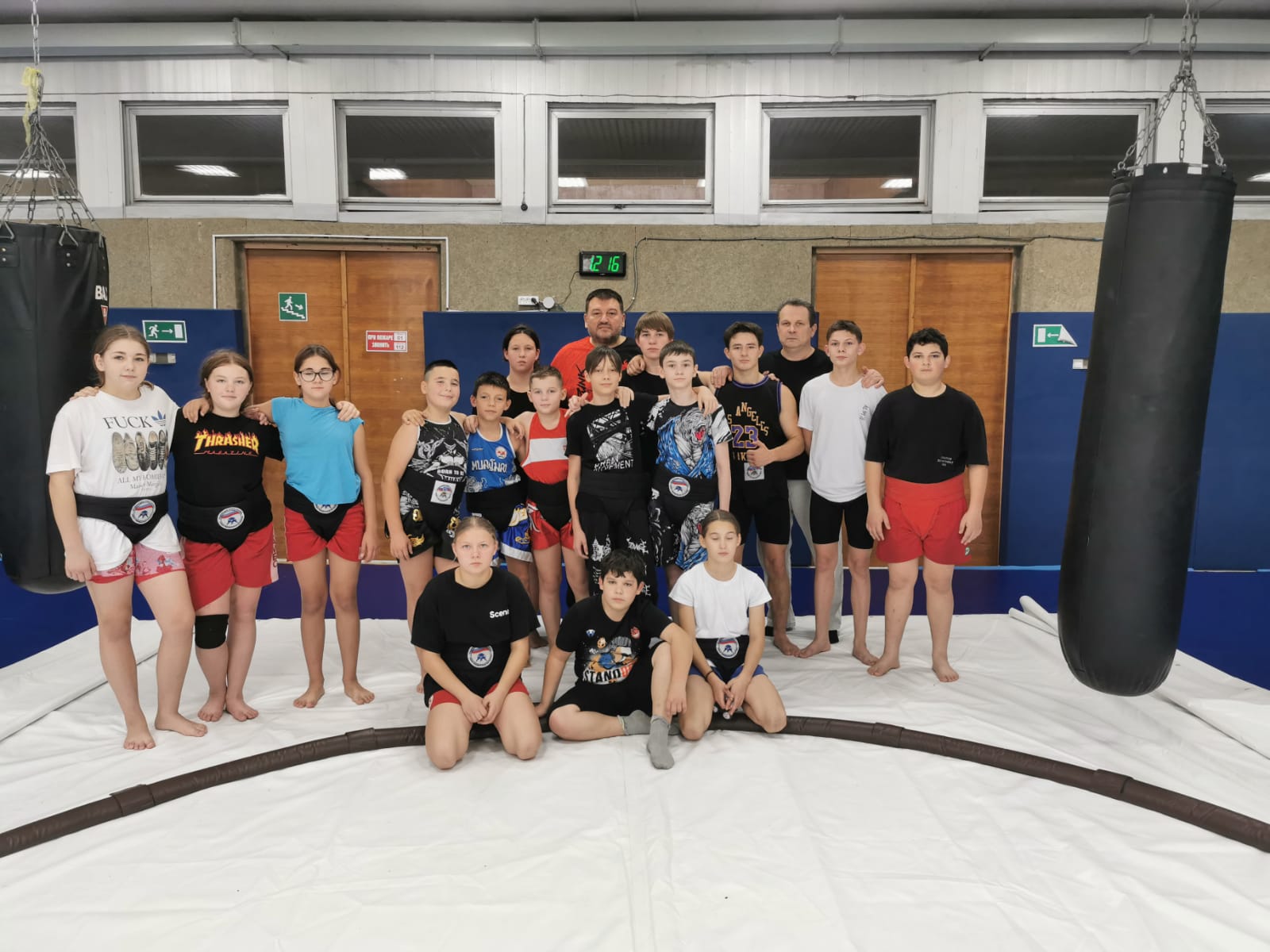 Команда юных сумоистов